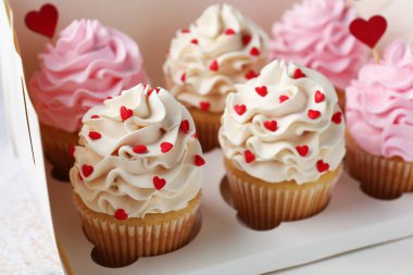 Sevgililer Günün kutlu olsun. Kutusunda kırmızı kalpler olan lezzetli kekler, yakın plan.