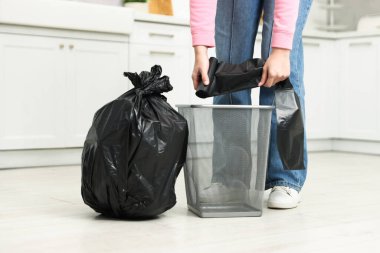 Mutfakta çöp poşetini değiştiren kadın, yakın çekim.