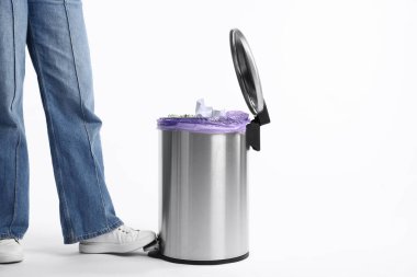 Beyaz arka planda çöp kutusu olan kadın, yakın plan.