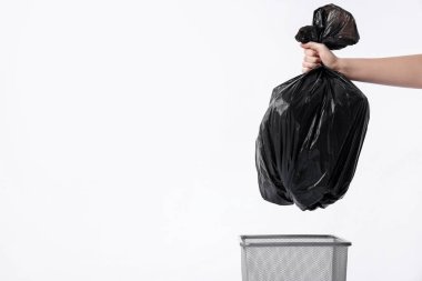 Beyaz arka planda çöp poşeti ve çöp tenekesi olan bir kadın, yakın plan. Metin için boşluk