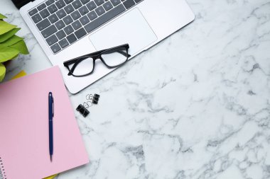 Ofis işyeri. Laptop ve kırtasiye malzemeleri beyaz mermer masada, düz yerde. Metin için boşluk