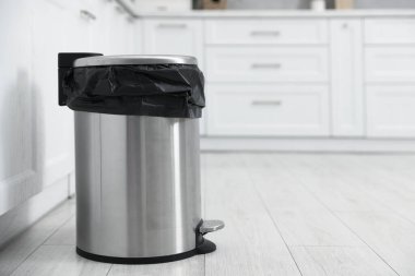 Mutfakta plastik torba olan çöp kutusu. Metin için boşluk