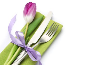 Paskalya kutlaması. Çiçek desenli, beyaz manzaralı, şölen masası.