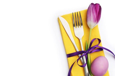 Paskalya kutlaması. Çiçek desenli ve beyaz renkte yumurta renginde bir ziyafet masası.