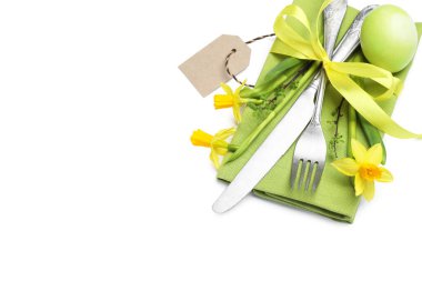 Paskalya sofrası. Güzel gümüş takımlar çiçek dekoru ve beyaz üzerine izole edilmiş yumurta.