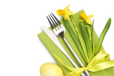 Paskalya sofrası. Nergisli güzel gümüş eşyalar ve beyaza izole edilmiş yumurta, üst manzara.