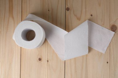 Tahta masada tuvalet kağıdı rulosu, üst manzara.