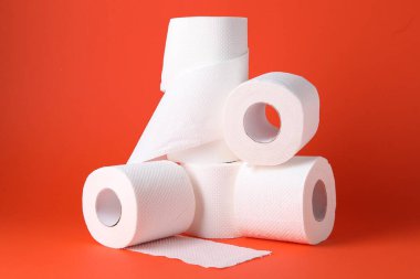 Turuncu zemin üzerine tuvalet kağıdımız