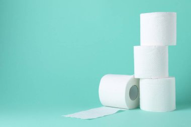 Turkuaz arkaplan üzerine tuvalet kağıdı ruloları, metin için boşluk