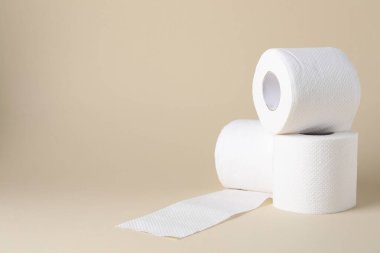 Bej arka planda tuvalet kağıdı ruloları, metin için boşluk