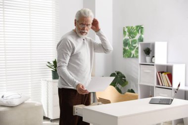 Hafıza kaybı. İçeride bir şeyler hatırlamaya çalışan kıdemli bir adam.