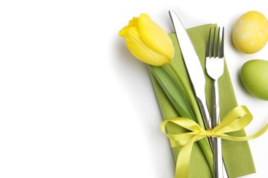 Paskalya kutlaması. Çiçek dekoru ve beyaza izole edilmiş boyanmış yumurtalar, üst manzara.