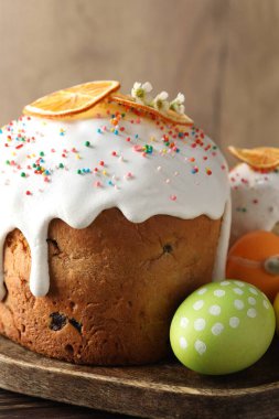 Güzel Paskalya pastaları ve yumurtalar ahşap masada, yakın plan.