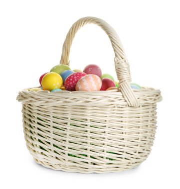 Hasır sepetteki boyanmış Paskalya yumurtaları beyaza izole edilmiş.