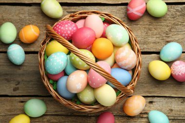 Tahta masanın üzerinde boyanmış yumurtalar olan Paskalya sepeti, düz yatıyordu.