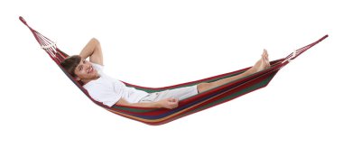 Gülen adam beyaz arka planda hamakta dinleniyor.