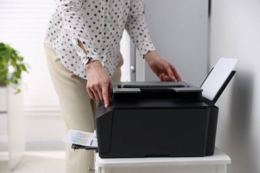 Ofisteki yazıcı kullanan kadın, yakın plan.