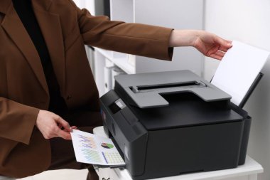 Çekmecede yazıcı kullanan kadın, yakın plan.