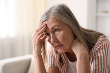 Hafıza kaybı. Yaşlı kadın evde bir şeyler hatırlamaya çalışıyor.