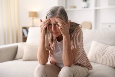 Hafıza kaybı. Yaşlı kadın evde bir şeyler hatırlamaya çalışıyor.