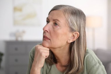 Hafıza kaybı. Yaşlı kadın evde bir şeyler hatırlamaya çalışıyor.