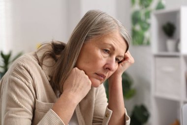 Hafıza kaybı. Yaşlı kadın evde bir şeyler hatırlamaya çalışıyor.