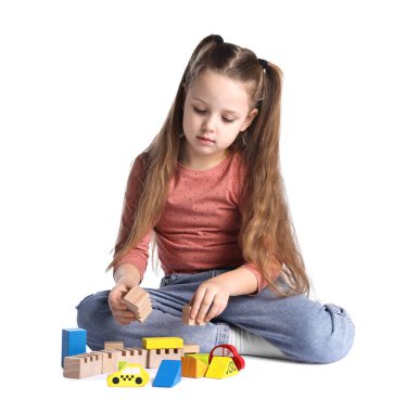 Beyaz arka plan üzerinde oyuncaklar ile oynayan sevimli küçük kız