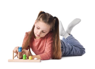 Beyaz arka planda istifleme ve sayma oyunlarıyla oynayan sevimli küçük kız.