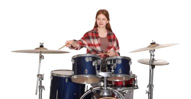 Beyaz arka planda bagetleri ve davulları olan genç bir kız.