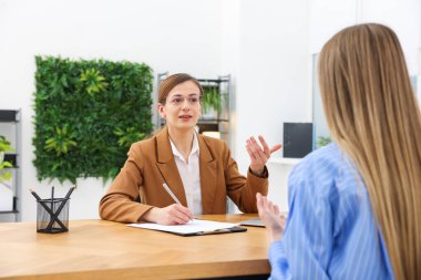 Aday ve adayın ofiste iş görüşmesi var.