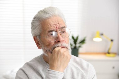 Hafıza kaybı. Kıdemli adam evde bir şeyler hatırlamaya çalışıyor.