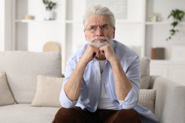 Hafıza kaybı. Kıdemli adam evde bir şeyler hatırlamaya çalışıyor.