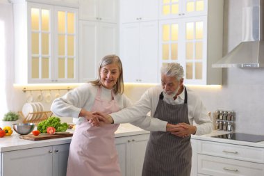 Mutfakta yemek yaparken dans mutlu üst düzey Çift