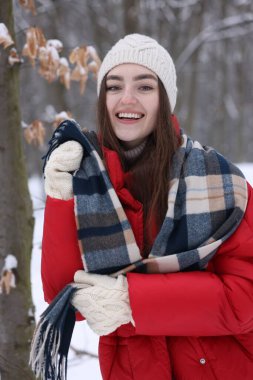 Karlı ormandaki güzel kadın portresi