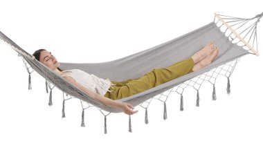 Güzel bir kadın beyaz arka planda hamakta dinleniyor.