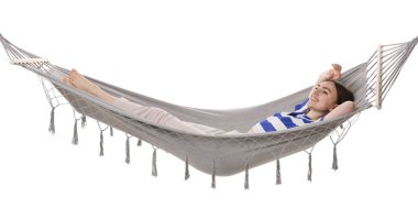 Beyaz arka planda hamakta dinlenen gülümseyen kadın.