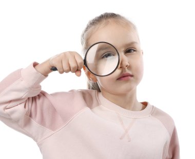 Beyaz arka planda büyüteç olan küçük kız.