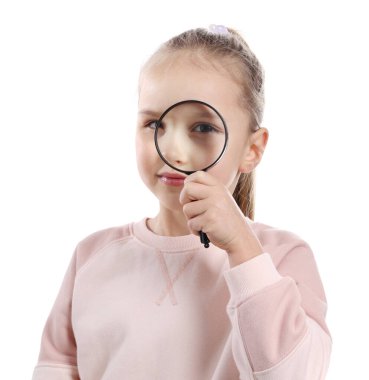 Beyaz arka planda büyüteç olan küçük kız.