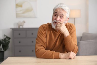 Hafıza kaybı. İçerideki ahşap masada bir şeyler hatırlamaya çalışan kıdemli bir adam.
