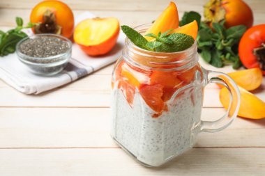 Hafif ahşap masada servis edilen naneli ve nane aromalı lezzetli chia pudingi.