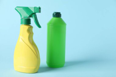 Plastik ambalaj. Açık mavi arkaplanda Deterjan şişeleri, metin için boşluk ile yakın çekim