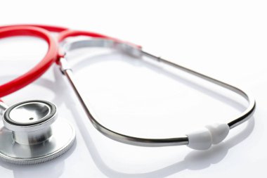 Beyaz arka planda bir steteskop, yakın plan. Tıbbi araç