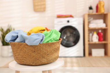 Evde kirli çamaşırlarla dolu çamaşır sepeti, seçici odak, mesaj için yer