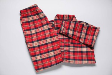 Beyaz arkaplanda kareli pijamalar, düz yatış