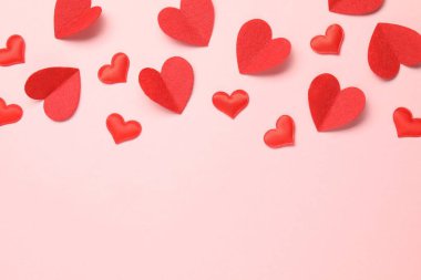 Pembe arka planda bir sürü kırmızı kalp var. Metin için boşluk