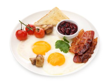 Geleneksel İngiliz kahvaltısı. Lezzetli, güneşli tarafı domuz pastırmalı, kırmızı fasulyeli, domatesli, mantarlı ve beyaz üzerine izole edilmiş kızarmış ekmekli yumurta.