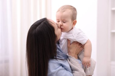 Onun şirin bebek evde annesiyle