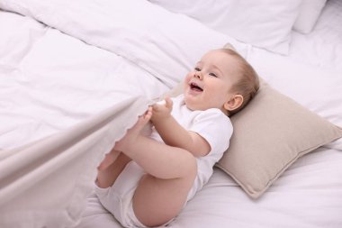 Evdeki yatakta uzanmış tatlı bir bebek.