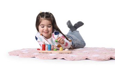 Beyaz arka planda istifleme ve sayma oyunlarıyla oynayan sevimli küçük kız.