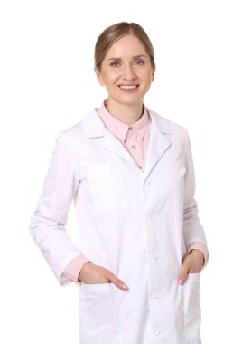 Beyaz arka planda ceketli gülümseyen eczacının portresi